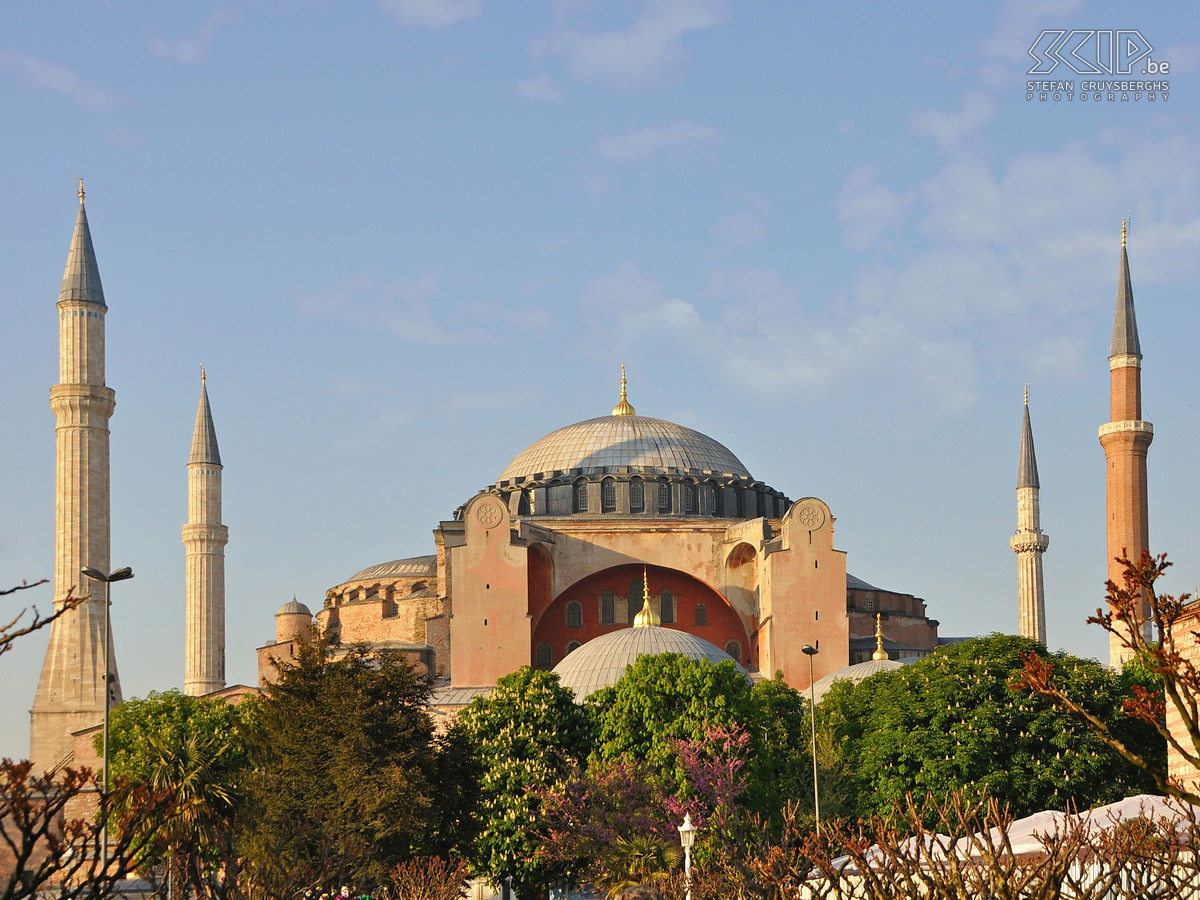 Istanbul - Haghia Sophia De Hagia Sophia of Aya Sophia is de immense oude Byzantijnse kathedraal (4e eeuw) van Constantinopel die in de 15e eeuw een moskee werd. In het gebouw kan je nog zeer goed bewaarde Byzantijnse mozaïeken bewonderen. Stefan Cruysberghs